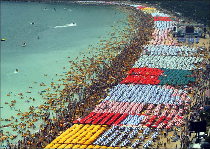Brasil overpopulated beach