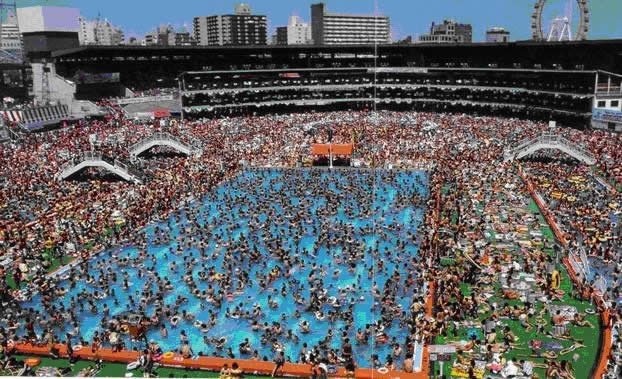 Overpopulated swimmingpool